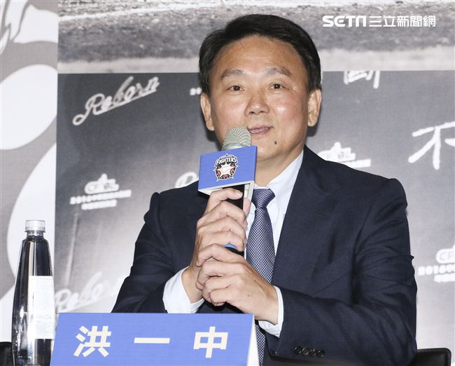 台灣強打王柏融與日本職棒火腿隊簽約，Lamigo球團總教練洪一中。（記者林士傑/攝影）