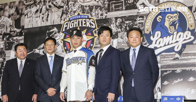 台灣強打王柏融與日本職棒火腿隊簽約，與日本火腿社長竹田獻宗、球團監督栗山英樹、Lamigo球團領隊劉玠廷、總教練洪一中合影。（記者林士傑/攝影）