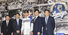 台灣強打王柏融與日本職棒火腿隊簽約，與日本火腿社長竹田獻宗、球團監督栗山英樹、Lamigo球團領隊劉玠廷、總教練洪一中合影。（記者林士傑/攝影）
