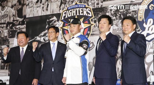 台灣強打王柏融與日本職棒火腿隊簽約，與日本火腿社長竹田獻宗、球團監督栗山英樹、Lamigo球團領隊劉玠廷、總教練洪一中合影。（記者林士傑/攝影）