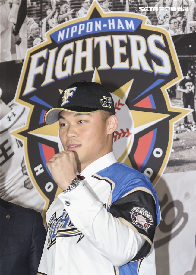 台灣強打王柏融與日本職棒火腿隊簽約。（記者林士傑/攝影）