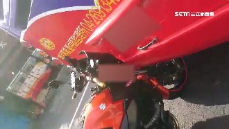 轉不過彎倒退嚕　遊覽車撞爛重機頭