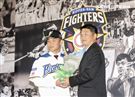 台灣強打王柏融與日本職棒火腿隊簽約，桃猿打擊教練曾豪駒獻花祝福。（記者林士傑/攝影）