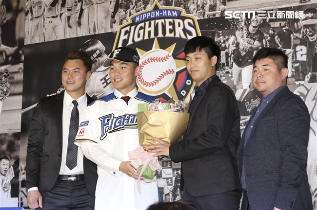 台灣強打王柏融與日本職棒火腿隊簽約，桃猿隊友洪聖欽、藍寅倫、劉時豪獻花祝福。（記者林士傑/攝影）