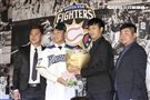 台灣強打王柏融與日本職棒火腿隊簽約，桃猿隊友洪聖欽、藍寅倫、劉時豪獻花祝福。（記者林士傑/攝影）