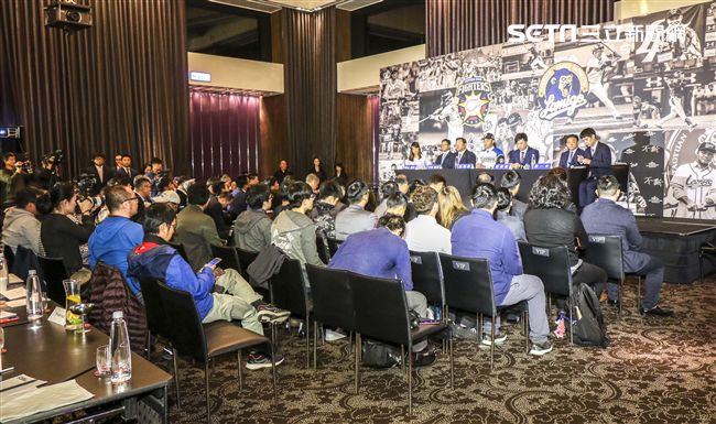 台灣強打王柏融與日本職棒火腿隊簽約，現場記者眾多壯觀。（記者林士傑/攝影）