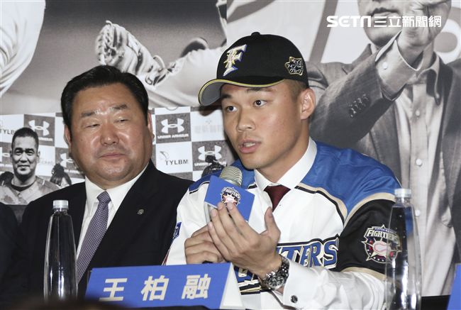 台灣強打王柏融與日本職棒火腿隊簽約。（記者林士傑/攝影）
