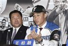 台灣強打王柏融與日本職棒火腿隊簽約。（記者林士傑/攝影）