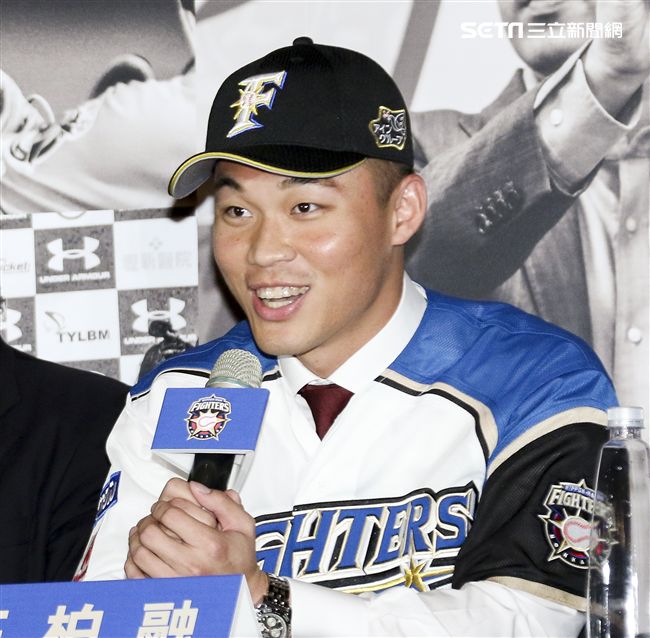 台灣強打王柏融與日本職棒火腿隊簽約。（記者林士傑/攝影）