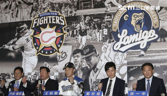 台灣強打王柏融與日本職棒火腿隊簽約，與台灣強打王柏融與日本職棒火腿隊簽約，與日本火腿社長竹田獻宗、球團監督栗山英樹、Lamigo球團領隊劉玠廷、總教練洪一中。（記者林士傑/攝影）