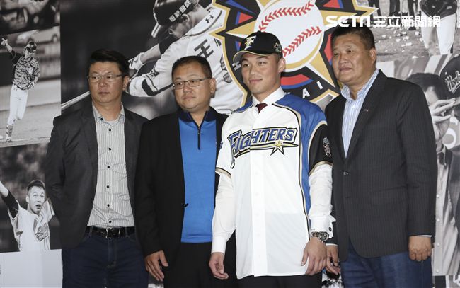 台灣強打王柏融與日本職棒火腿隊簽約，與文化大學教練廖敏雄、陳進財、穀保家商蔡明堂、周宗志、二重國中總教練邱仕騰合影。（記者林士傑/攝影）