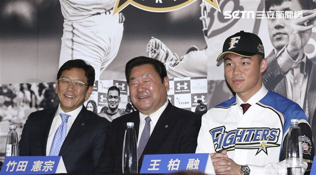 台灣強打王柏融與日本職棒火腿隊簽約。（記者林士傑/攝影）