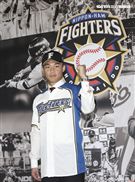 台灣強打王柏融與日本職棒火腿隊簽約並穿上背號99新球衣。（記者林士傑/攝影）