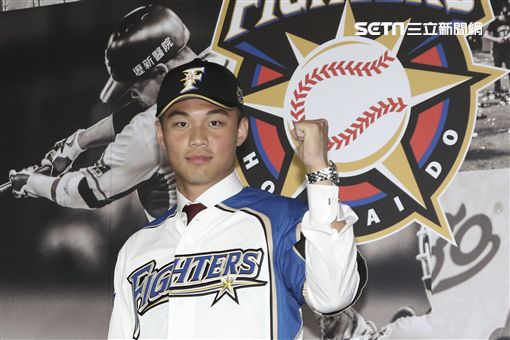 台灣強打王柏融與日本職棒火腿隊簽約並穿上背號99新球衣。（記者林士傑/攝影）