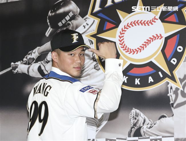 台灣強打王柏融與日本職棒火腿隊簽約並穿上背號99新球衣。（記者林士傑/攝影）