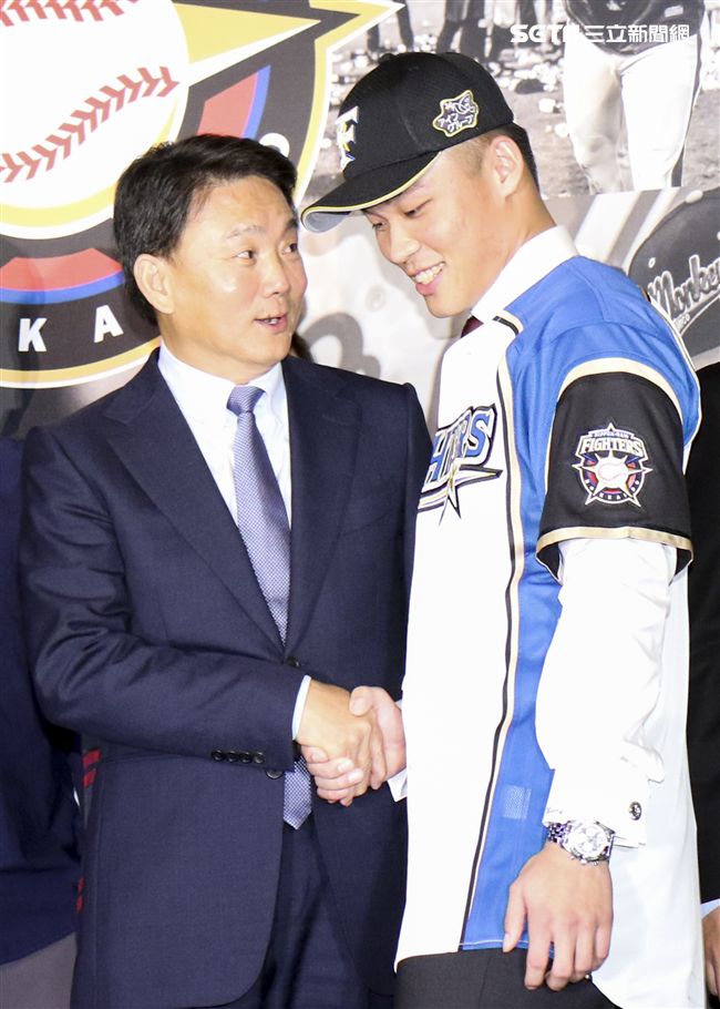 台灣強打王柏融與日本職棒火腿隊簽約，Lamigo總教練洪一中祝福王柏融旅日。（記者林士傑/攝影）