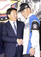 台灣強打王柏融與日本職棒火腿隊簽約，Lamigo總教練洪一中祝福王柏融旅日。（記者林士傑/攝影）