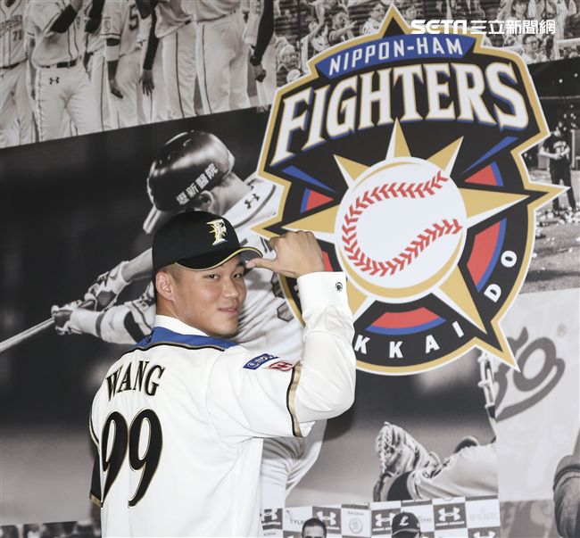 台灣強打王柏融與日本職棒火腿隊簽約並穿上背號99新球衣。（記者林士傑/攝影）