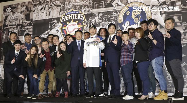 台灣強打王柏融與日本職棒火腿隊簽約，Lamigo桃猿隊全體球團合影。（記者林士傑/攝影）