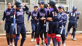 ▲士林高商7局下逆轉勝中正高工，球員興奮地相擁抱慶賀。（圖／高中體總提供）