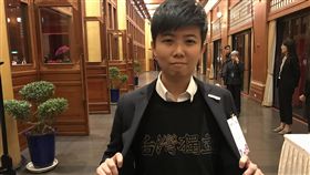 雙城論壇歡迎晚宴　苗博雅穿台獨服飾表立場2018台北上海雙城論壇歡迎晚宴19日晚間在圓山大飯店舉行，社民黨台北市議員當選人苗博雅穿著「台灣獨立」服飾出席與會。中央社記者梁珮綺攝　107年12月19日