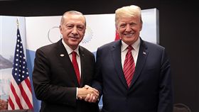 G20峰會 艾爾段和川普場邊會晤20國集團（G20）高峰會在阿根廷首都布宜諾斯艾利斯舉行。土耳其總統艾爾段（左）1日與美國總統川普（右）進行場邊會晤。（土耳其總統府提供）中央社安卡拉傳真   107年12月2日