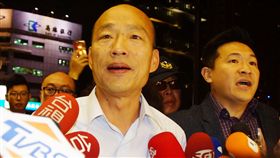 朱挺玗曾涉賄引議　韓國瑜：多關注她專業能力高雄市長當選人韓國瑜（前左）小內閣名單提前曝光，前市議員朱挺玗將掌海洋局長，但她曾因賄選案被判當選無效定讞，引來非議。韓國瑜19日晚間受訪時表示，盼能多關注朱挺玗的專業能力。中央社記者程啟峰高雄攝  107年12月19日