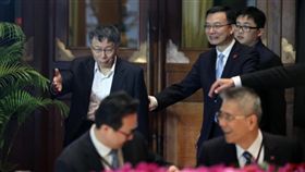 雙城論壇歡迎晚宴　柯文哲周波互相禮讓先行2018台北上海雙城論壇歡迎晚宴19日在圓山大飯店登場，台北市長柯文哲（後左）進場時，與上海市常務副市長周波（後左2）互相禮讓對方先行。中央社記者徐肇昌攝　107年12月19日