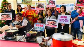 創世屏東院為植物人家庭募年菜歲末年終，創世屏東分院為植物人家庭募集年菜，19日還由重機車隊車友扮成耶誕老人，為植物人送菜。屏東分院表示，預計第一波送出130份年菜，希望民眾踴躍認購。（創世基金會提供）中央社記者郭芷瑄傳真　107年12月19日