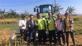 找回記憶中胡麻香　恆春農會推廣種達115公頃恆春胡麻近2年從1公頃擴展到115公頃，農委會農糧署與恆春鎮農會18日選在大專業農林成材90公頃胡麻田舉辦割捆機示範觀摩會。（農糧署提供）中央社記者郭芷瑄傳真　107年12月19日