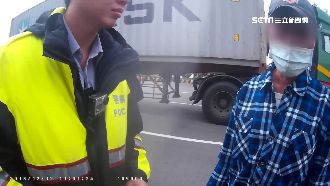 戴口罩躲酒駕！運將闖紅燈遭攔破功