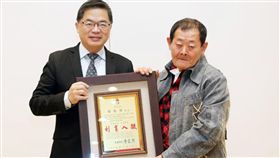 手繪電影看板畫師顏振發　獲頒台南卓越市民台灣手繪電影看板畫師顏振發（右）親手繪製電影看板近半世紀，19日獲台南市代理市長李孟諺（左）頒發台南市卓越市民表揚。（台南市政府提供）中央社記者張榮祥台南傳真　107年12月19日