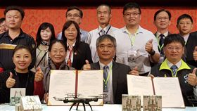 產學合作簽署備忘錄　雲林智慧農業新里程雲林科技大學校長楊能舒（前右2）及雲禾農業科技董事長陳國周（前右）19日簽署合作備忘錄，攜手推進智慧農業創新模式。中央社記者葉子綱攝　107年12月19日