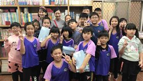 遠航愛心鞋盒  澎湖離島小朋友好開心（2）遠東航空愛心鞋盒19日以空運加海運等方式，送給澎湖北端吉貝離島的弱勢小朋友，小朋友在耶誕節前夕收到禮物，十分開心。中央社  107年12月19日