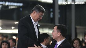 雙城論壇登場  柯文哲周波握手致意台北上海雙城論壇20日在晶華酒店登場，台北市長柯文哲（前左）與上海市常務副市長周波（前右）握手致意。中央社記者徐肇昌攝  107年12月20日