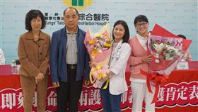 男嘉義出遊突休克　熱血護理師經過救命王姓男子（左2）上月出遊赴嘉義，疑因心律不整休克，所幸童綜合醫院兩名護理師經過，協助急救，讓王男挽回一命，王男19日親自到醫院向兩人當面致謝。（童綜合醫院提供）　中央社記者蘇木春傳真　107年12月19日