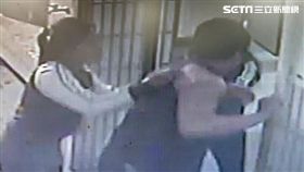 屏東縣賴姓男子躲女廁40分鐘遭2名女子追打（翻攝畫面）