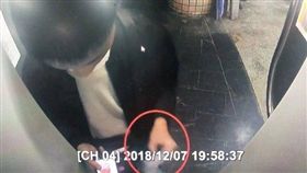 高雄,ATM,侵占,千元大鈔,男大生。翻攝畫面