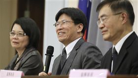 監院彈劾雄三誤射案　採無記名公開投票監察院23日再度召開雄三飛彈誤射事件彈劾審查會，將過去無記名秘密投票改為無記名公開投票，通過彈劾9名海軍人員。彈劾審查會主席、監委高涌誠（中）、監委王美玉（左）出席。中央社記者吳翊寧攝　107年2月23日