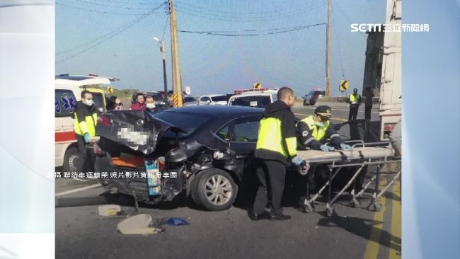疑道路縮減超車不慎　轎車慘遭夾毀