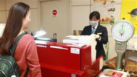 陸配攜火腿腸自西安抵台　遭罰20萬旅客私帶非洲豬瘟疫區肉品入境，初犯即重罰新台幣20萬元，18日正式上路，一名陸配陳姓女子（左）帶著火腿腸從西安搭機抵台，遭罰20萬。中央社記者邱俊欽桃園機場攝　107年12月18日