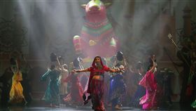 紙風車新劇彩排　古文明大遊行紙風車劇團新作「巫頂看世界」7日在台北城市舞台進行彩排，古文明大遊行片段以華麗服飾和大型道具，帶給觀眾精彩的藝術饗宴。中央社記者鄭傑文攝　107年12月7日