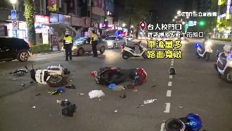 疑搶快闖紅燈撞一團　3機車半毀4傷