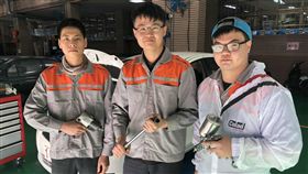父母反對當黑手  他們用成績證明自己選擇新竹市光復中學汽車科學生彭康豪（中）、曾彥立（左）與陳威儒（右），高中選讀汽修科前都遭父母反對，3人這次參加技藝競賽獲得優勝，用成績證明自己選擇。中央社記者魯鋼駿攝  107年12月20日