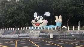 準高雄市長韓國瑜選前曾說要邀迪士尼來高雄，但日前卻改口「不是想蓋就蓋」，讓不少民眾聽了十分失望。對此，臉書粉絲團「黑貓老師」po文安慰因迪士尼樂園夢想幻滅的高雄人，還稱「這種失落，我們花蓮孩子懂！」（圖／翻攝自黑貓老師臉書）