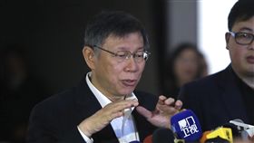 兩岸一家親被標籤化　柯文哲：應創造新名詞台北上海雙城論壇20日在晶華酒店登場，台北市長柯文哲（中）在開幕式結束後受訪表示，兩岸一家親與九二共識在台灣已被標籤化，有跟上海方提出所有人都可接受的「新名詞」構想。中央社記者徐肇昌攝　107年12月20日