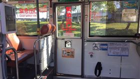 台北,內湖,首都客運,安全門,拋飛。翻攝畫面