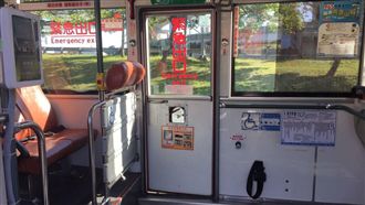 恐怖公車！一個轉彎婦人遭拋飛車外！