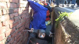 老翁摔進水溝動彈不得！警消破牆救人