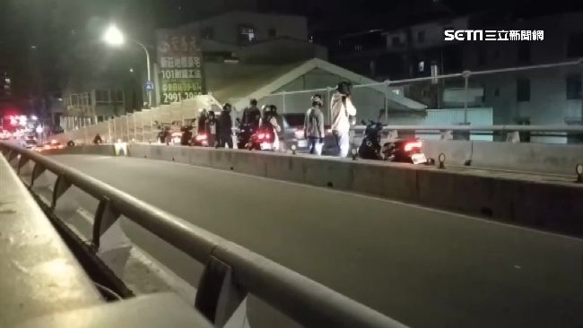 停橋中抽鑰匙？機車閃黃燈疑出狀況